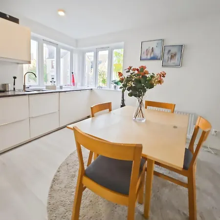 Modern 3br Near Centre Free Parking Apartment