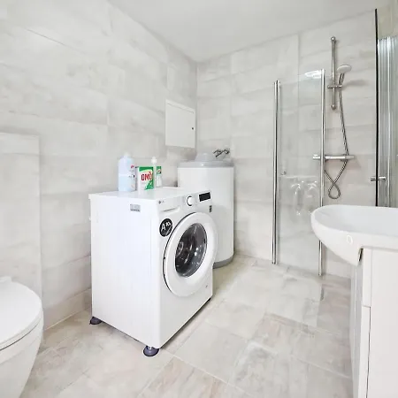 Modern 3br Near Centre Free Parking Apartamento